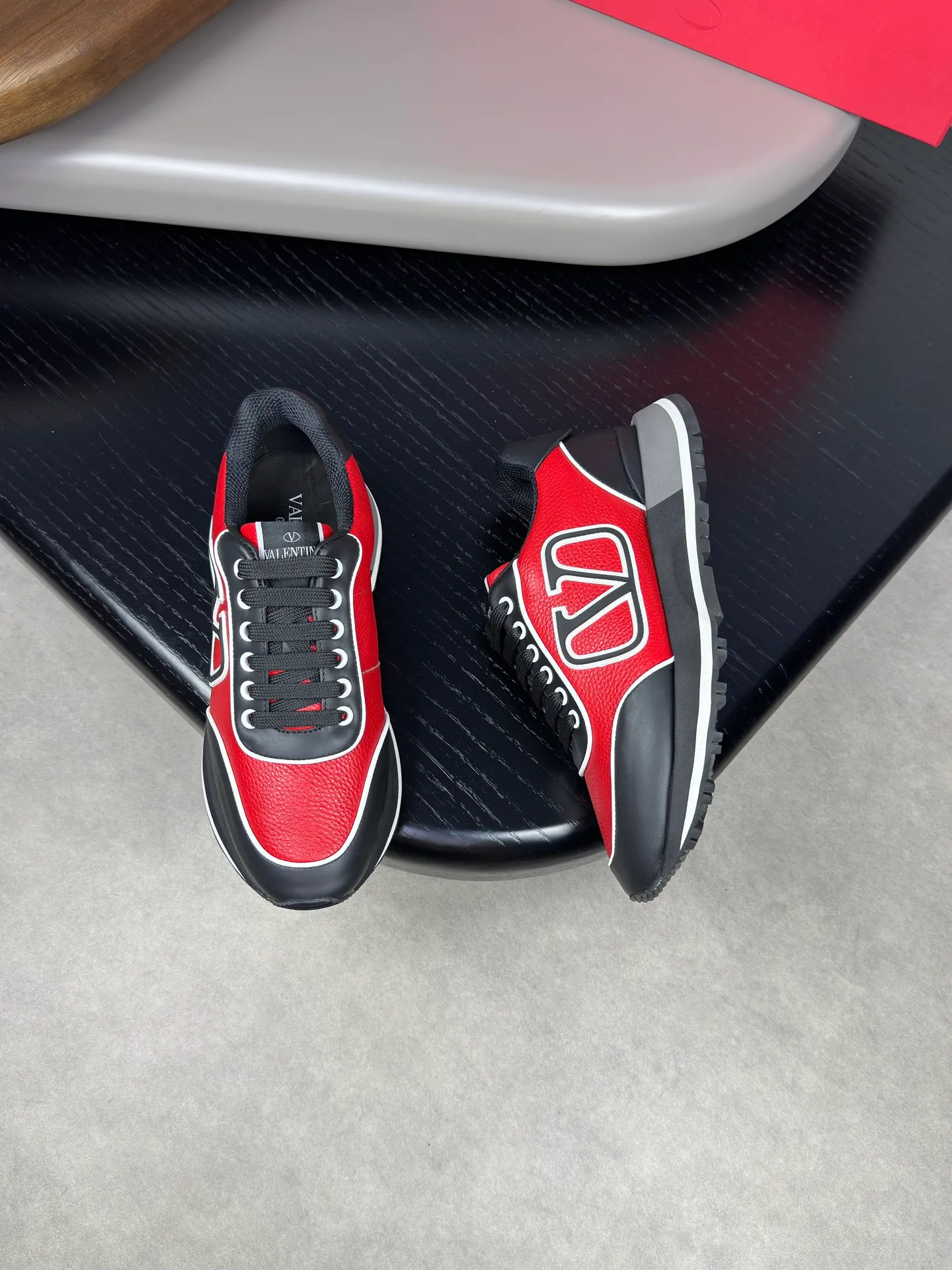 [VALENTINO] Valentino men's shoes 💰500💰 - High-end quality original order - Upper: 🔝 Nappa calf leather, tumbled calf leather, sewn brand plastic totem - Lining: brand mesh canvas, foot pad; water-dyed cow leather - Outsole: multi-color wear-resistant velvet·rubber; combined molded outsole -Super high quality control·Fine workmanship: highlighted (high-end·luxury·grade) -Size :38-44 (45 can be customized)·3300